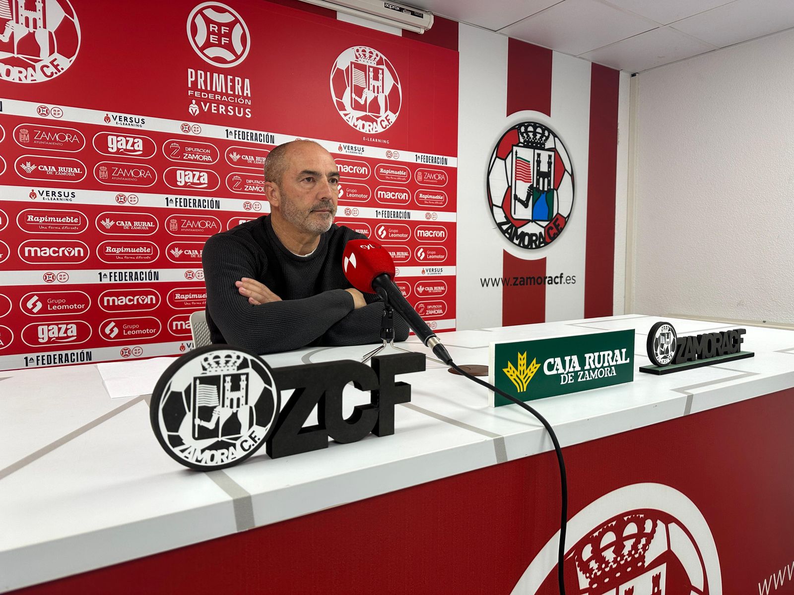 Juan Sabas en ruedas de prensa