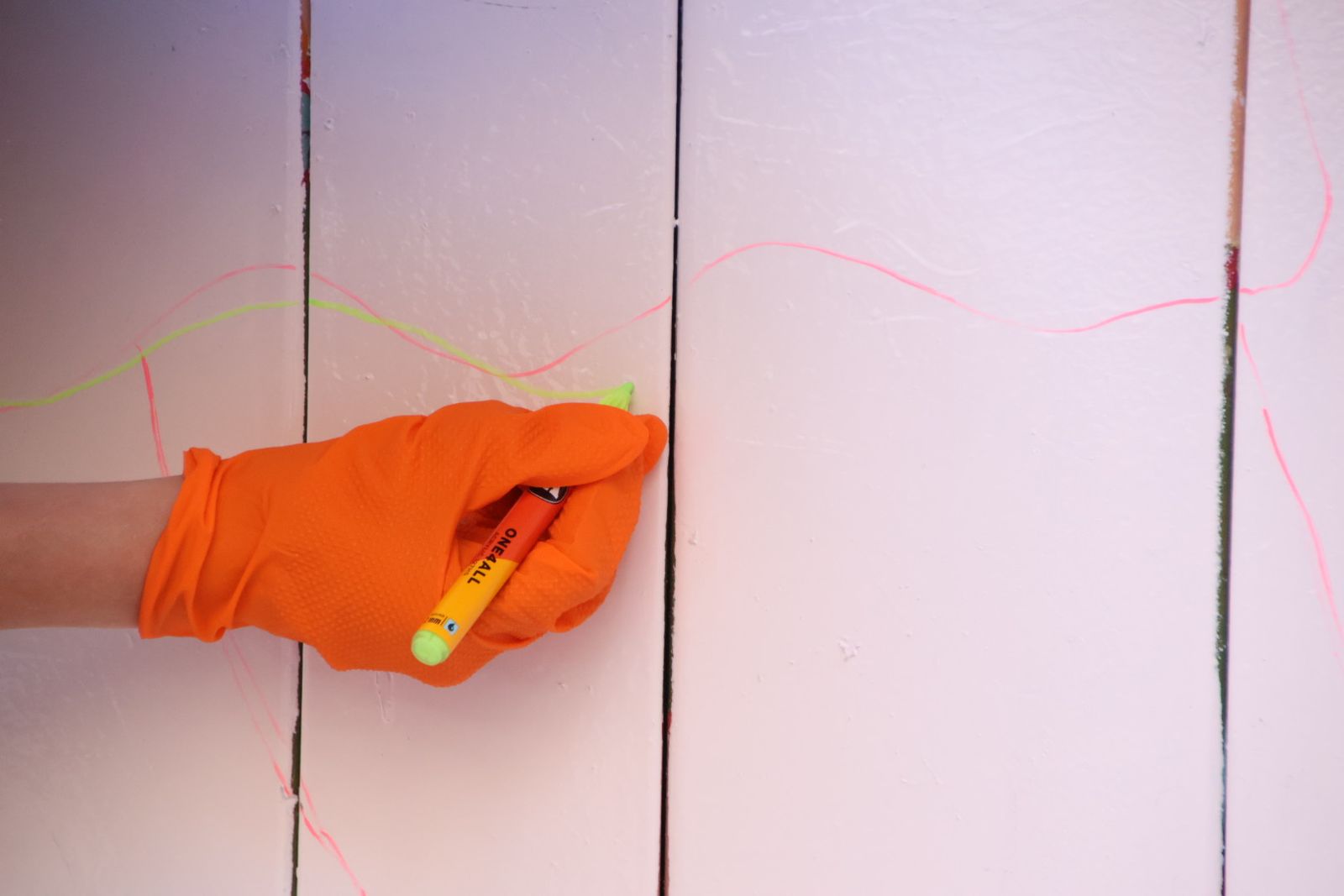 Los artistas de la Plaza del Oeste comienzan a pintar los murales