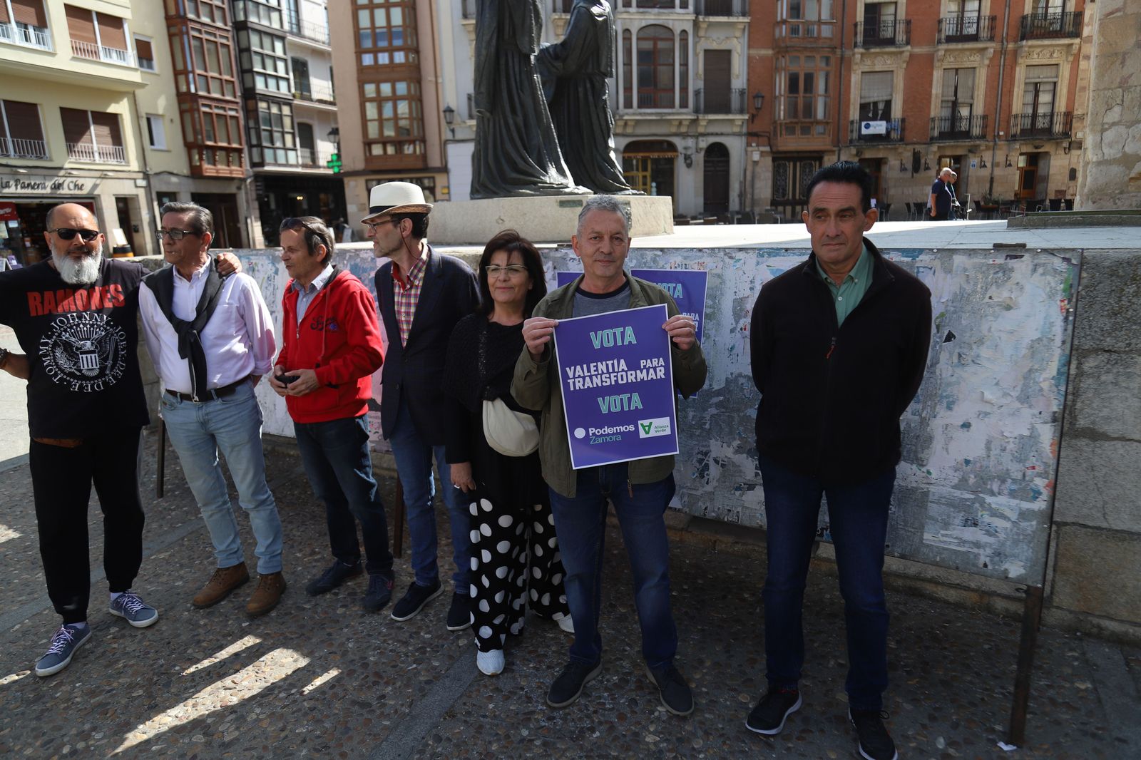 Fernando Barrio comienza con la pegada de carteles de la campaña del 28 M