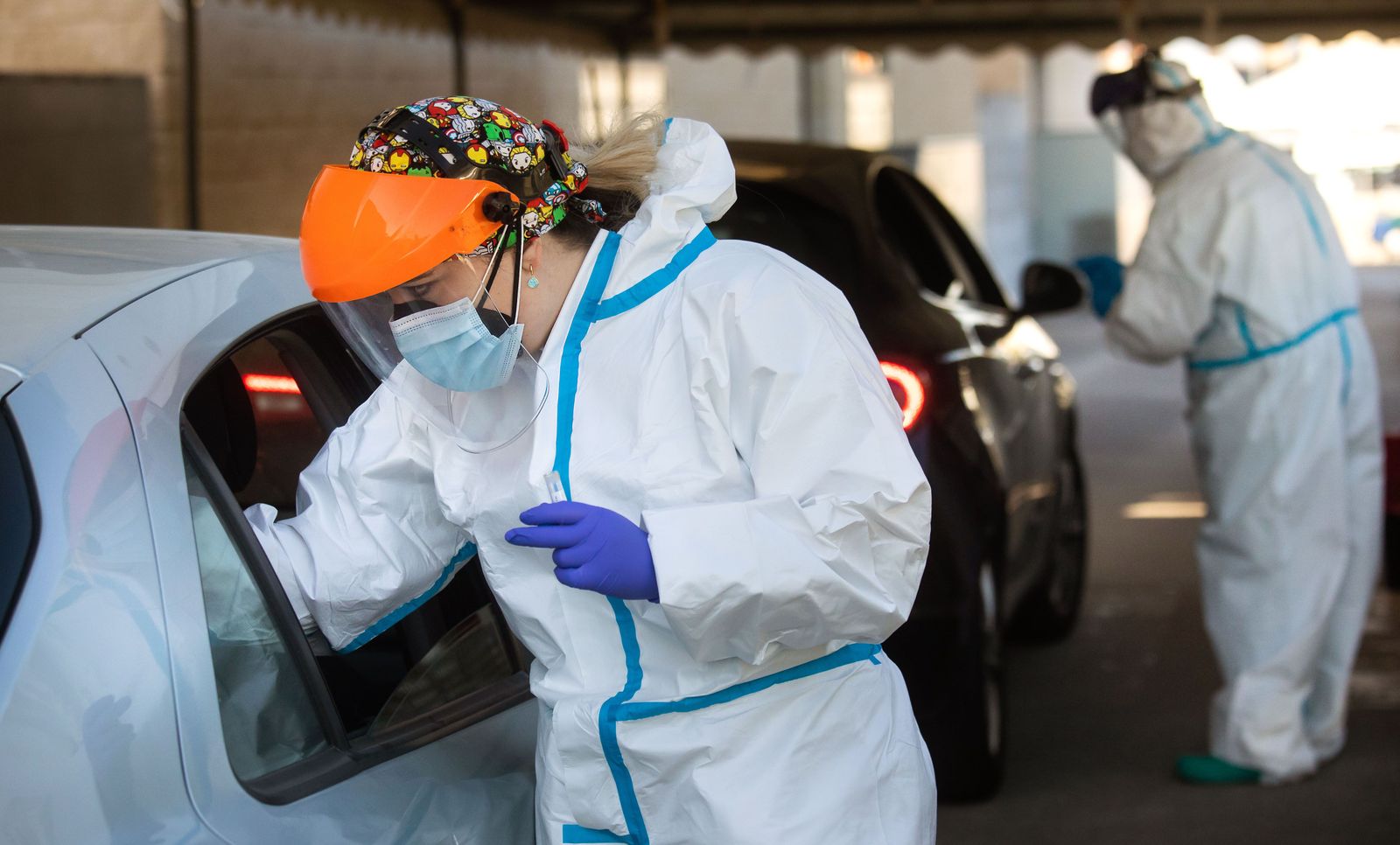 Sanitarios hacen pruebas PCR en el parking del centro de salud de Ciudad Rodrigo. ICAL Sanitarios hacen pruebas PCR en el parking del centro de salud de Ciudad Rodrigo. ICAL