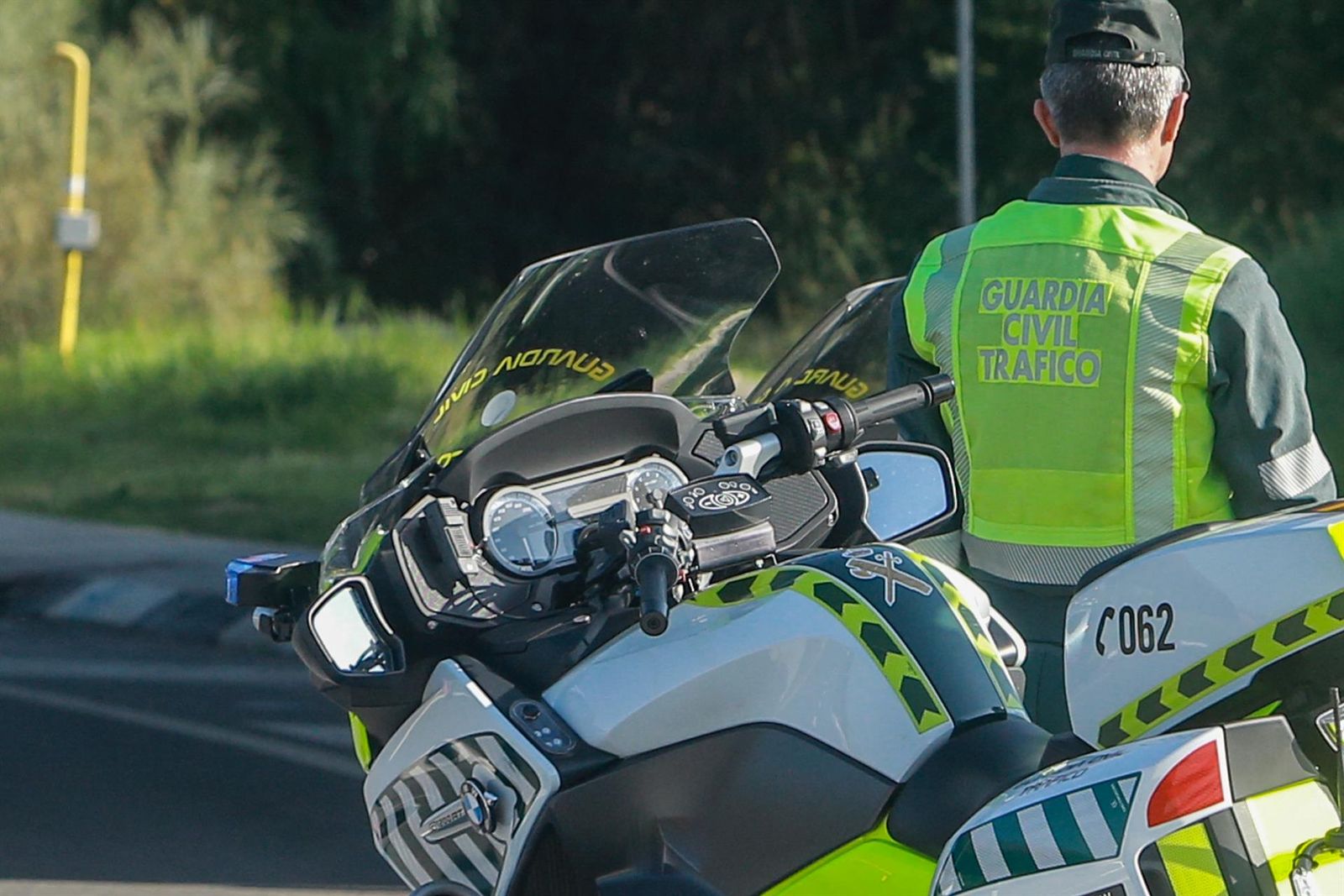 Un agente de la Guardia Civil de Tráfico con su moto durante la campaña de la DGT.