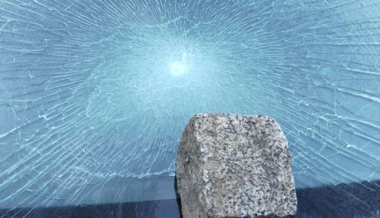 Detenido por golpear con un adoquín un vehículo de la Policía Nacional en Salamanca (3)