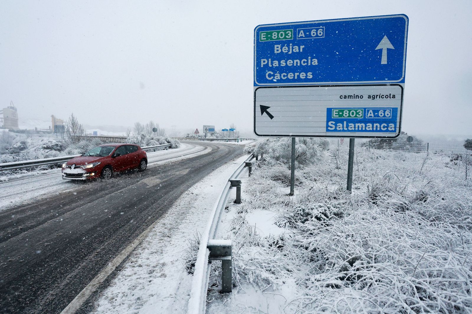 Nieve en la A-66, entre Guijuelo y Bejar