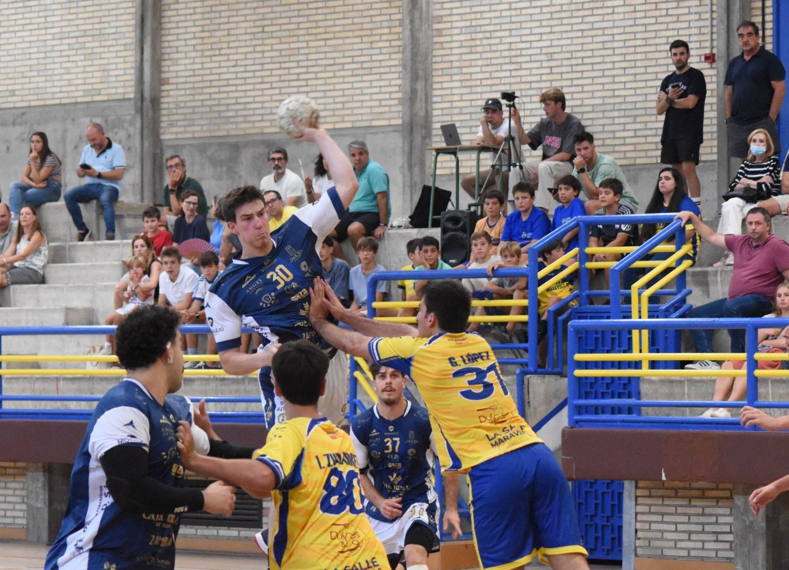 Las mejores imágenes del triunfo del Balonmano Zamora frente al Maravillas Clinisord de Madrid