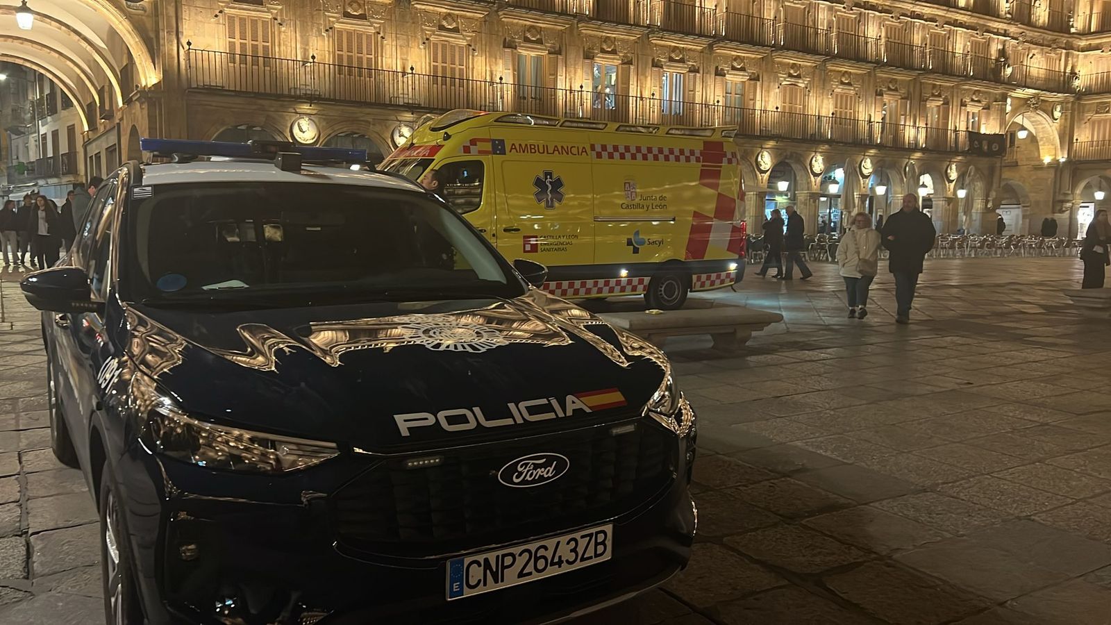 Ambulancias y Policía Nacional en la Plaza Mayor de Salamanca por una agresión con puñalada