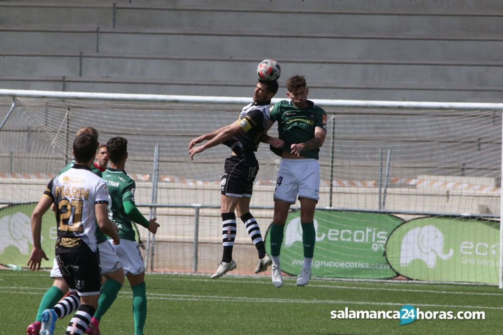 De la Nava pugna por un balón aéreo ante el Racing Ferrol.