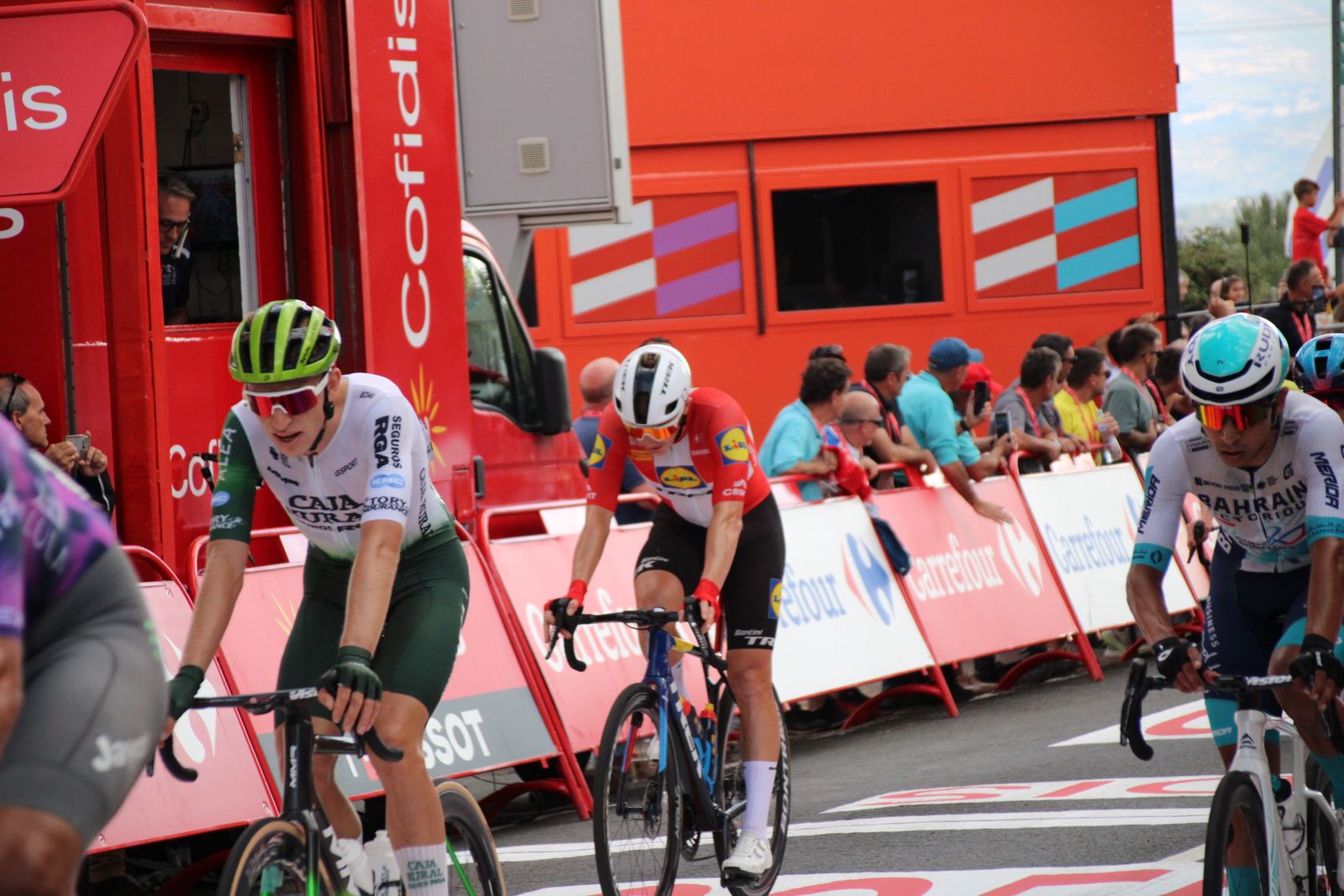 La Vuelta llega a Guijuelo y Philipsen se lleva el esprint