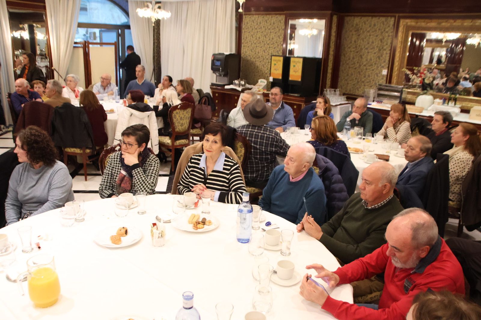 Isabel Blanco y García Carbayo participan en un encuentro con personas mayores de la ciudad