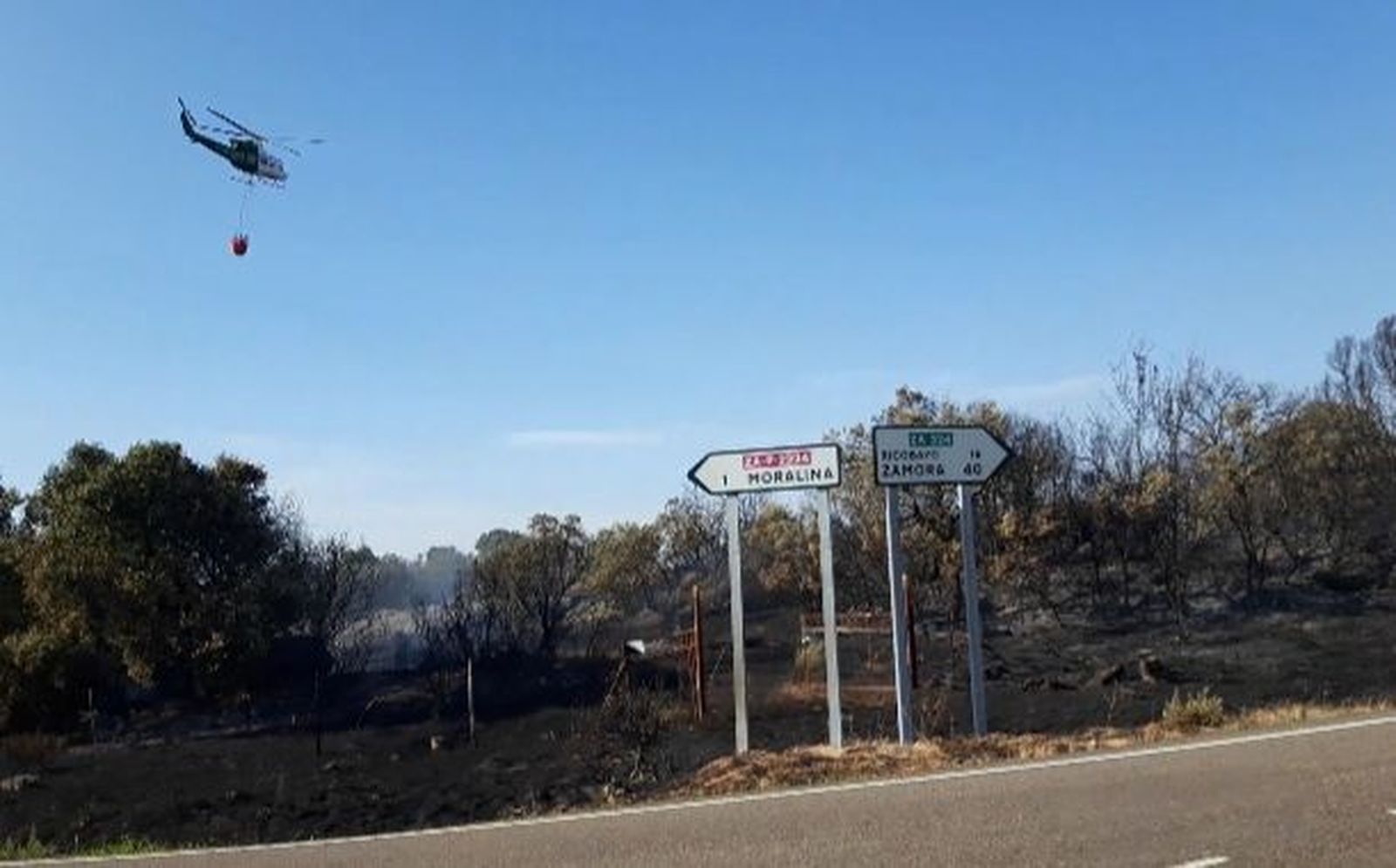Un helicóptero trabaja sobre un incendio