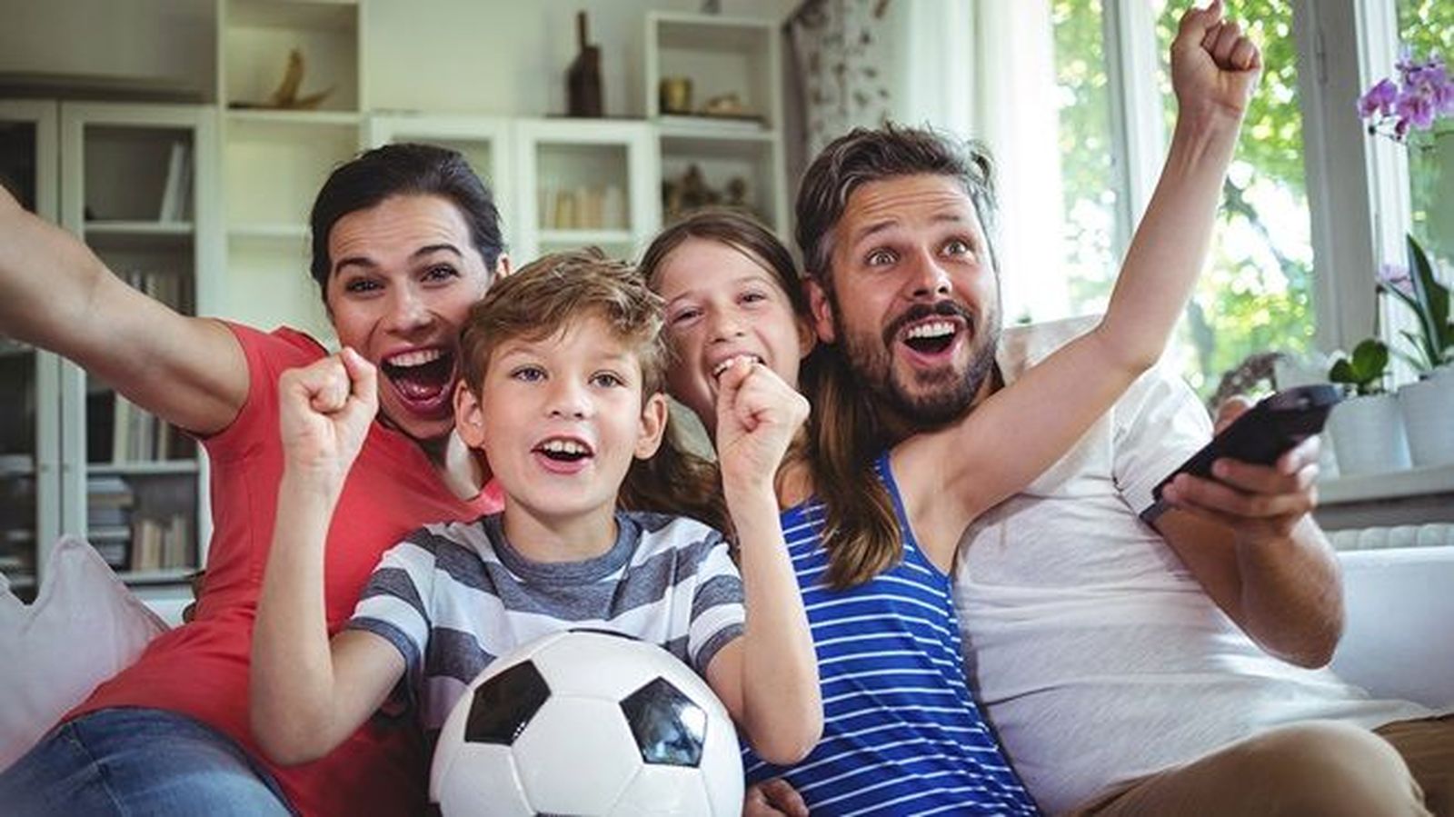 Una familia viendo el fútbol