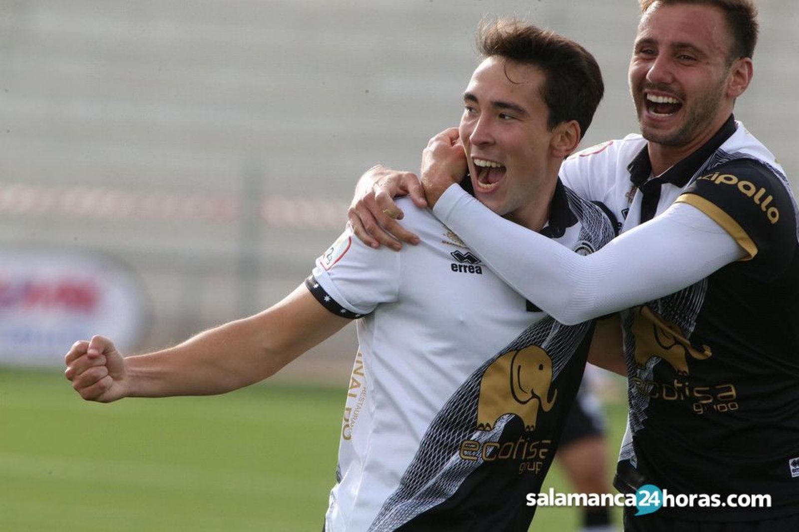 Rojo celebra su gol ante el Compostela.