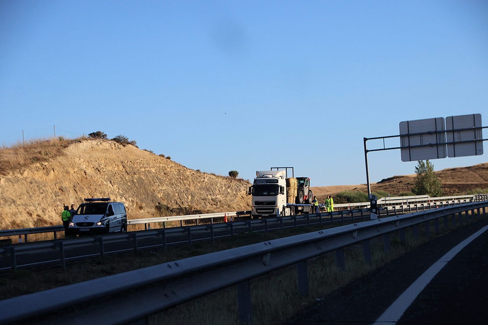 Un camión pierde su carga en la A-66 a la altura de Aldeaseca