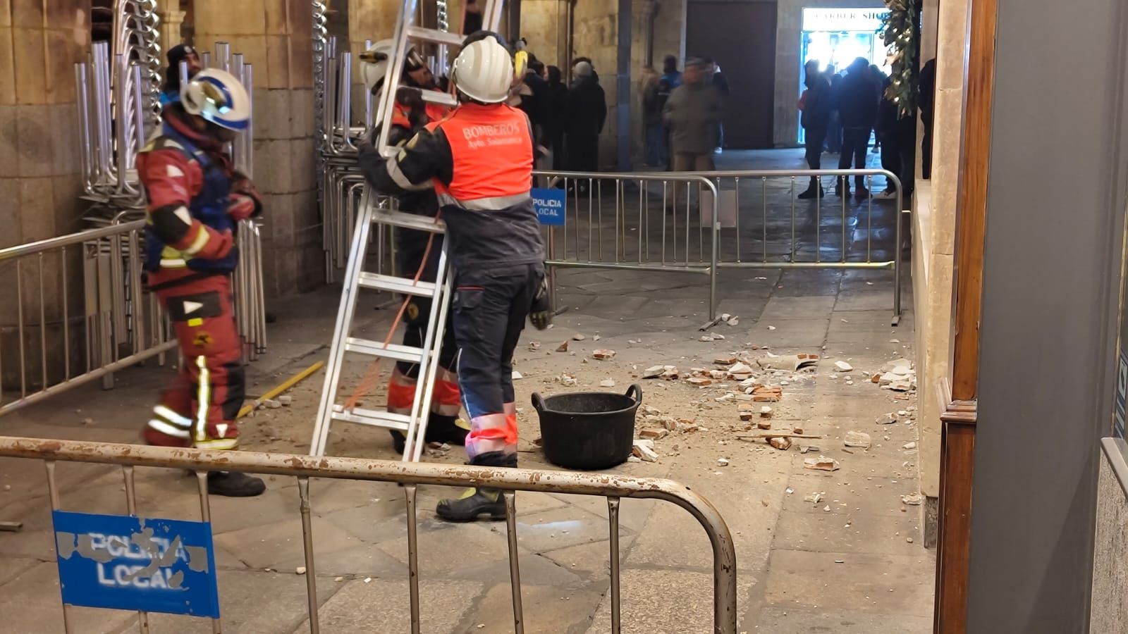 Cae el cascote de uno de los soportales de la Plaza Mayor de Salamanca en el Fin de Año Universitario