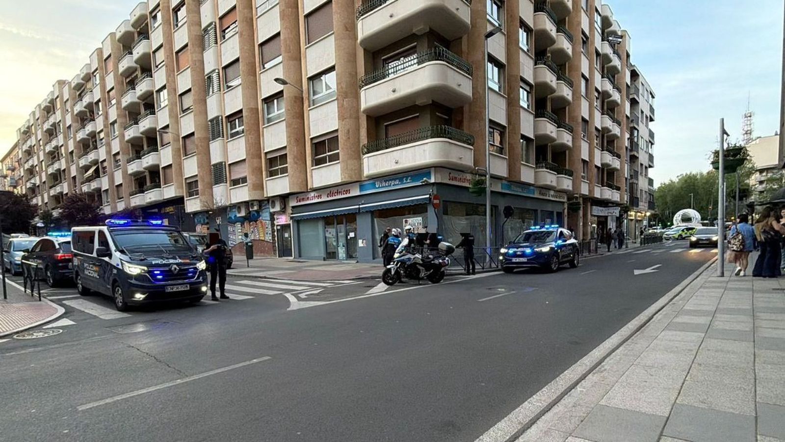 Agentes de la Policía Local y Nacional de Salamanca en la calle Juan Picornell
