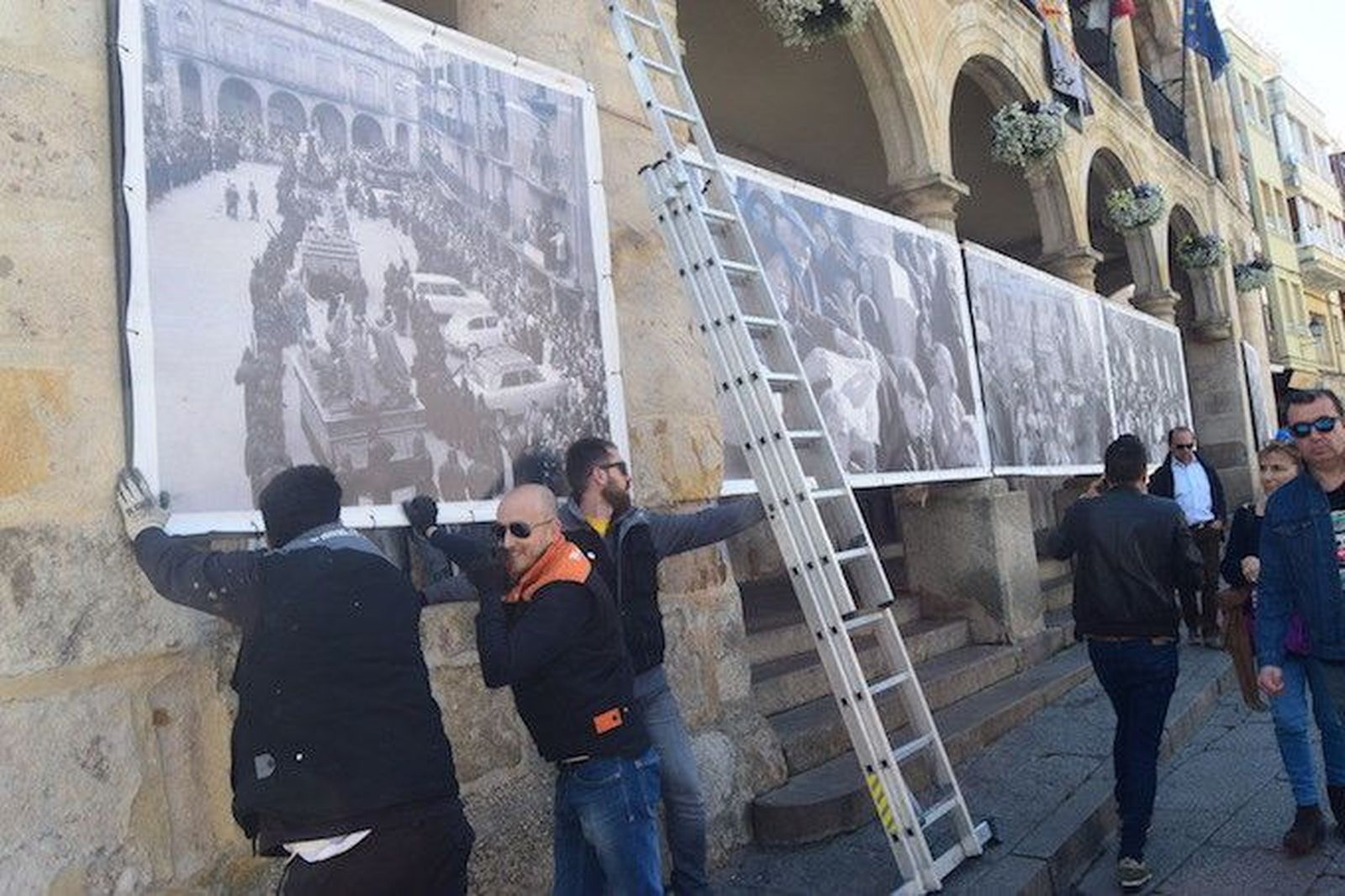 Varias fotografías de Ángel Quintas cubren ya los arcos del ayuntamiento viejo