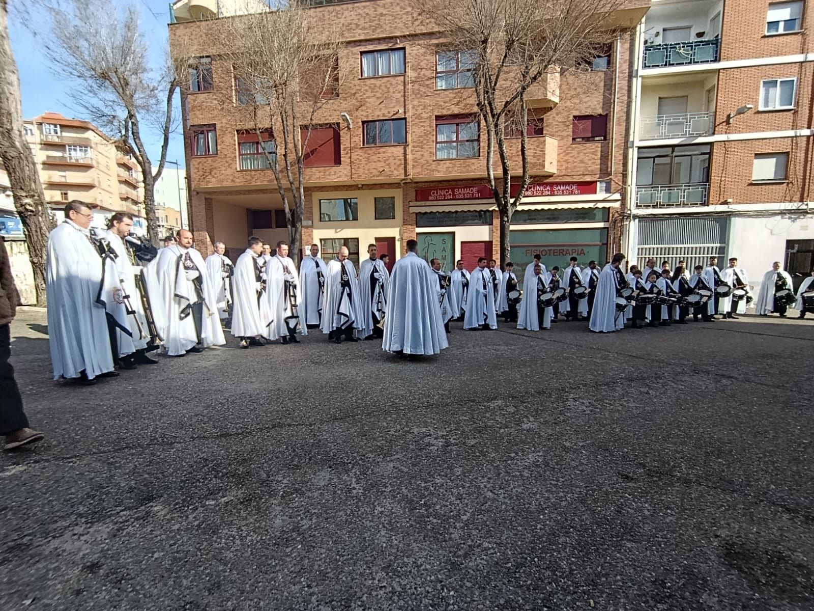 La Banda de Clarines y Tambores han paseado su música por el barrio de San Lázaro