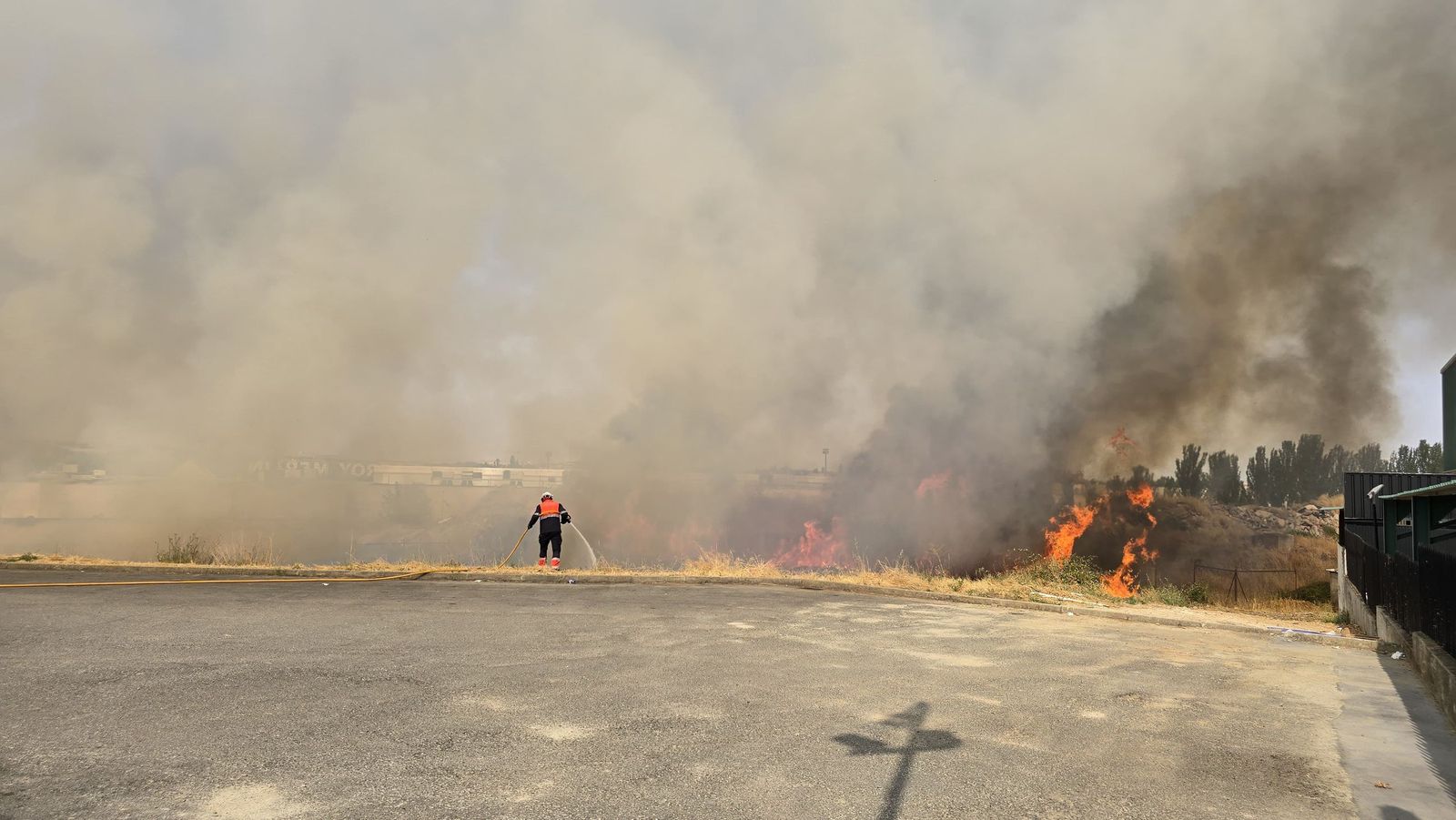 Los bomberos sofocan un gran incendio en el Polígono Industrial de Los Montalvos