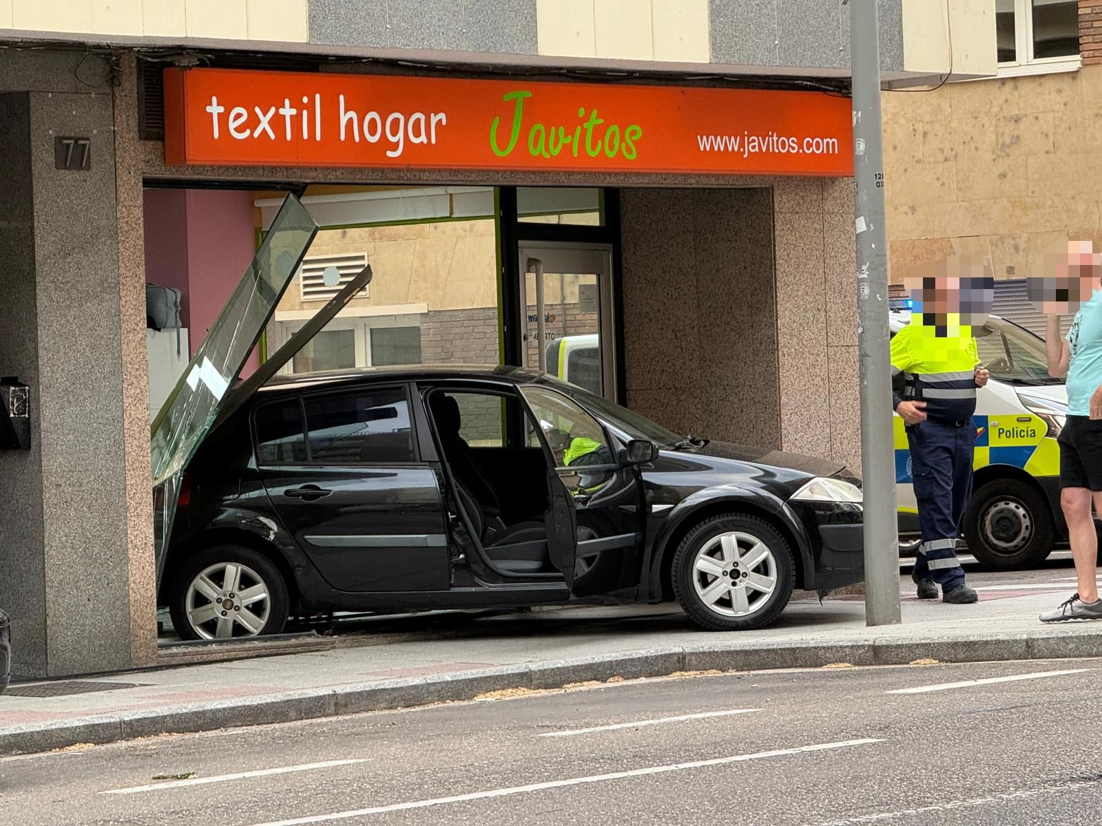 Un turismo choca contra un escaparate en la avenida de Villamayor