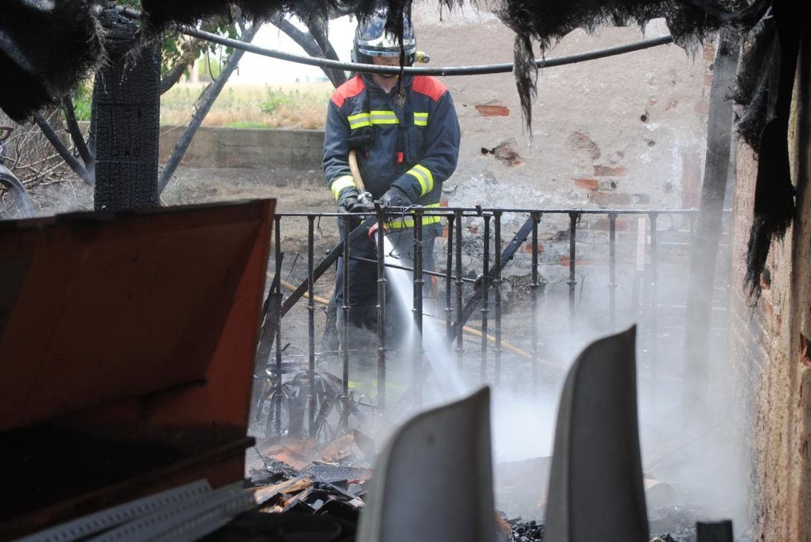 Un incendio en el patio de una vivienda en la carretera de Aldealengua obliga a intervenir a los Bomberos