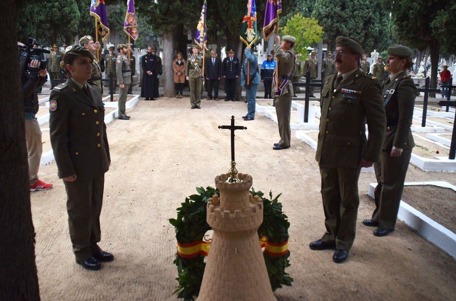 Oración, silencio y respeto por los militares caídos