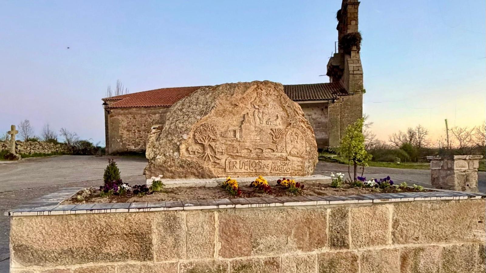 Iruelos rinde homenaje a su identidad con la inauguración de un monumento creado por sus propios vecinos