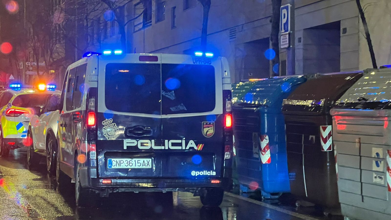 Varias patrullas de la Policía Local y Nacional en el paseo de la Estación inspeccionando el vehículo al que habían intentado acceder