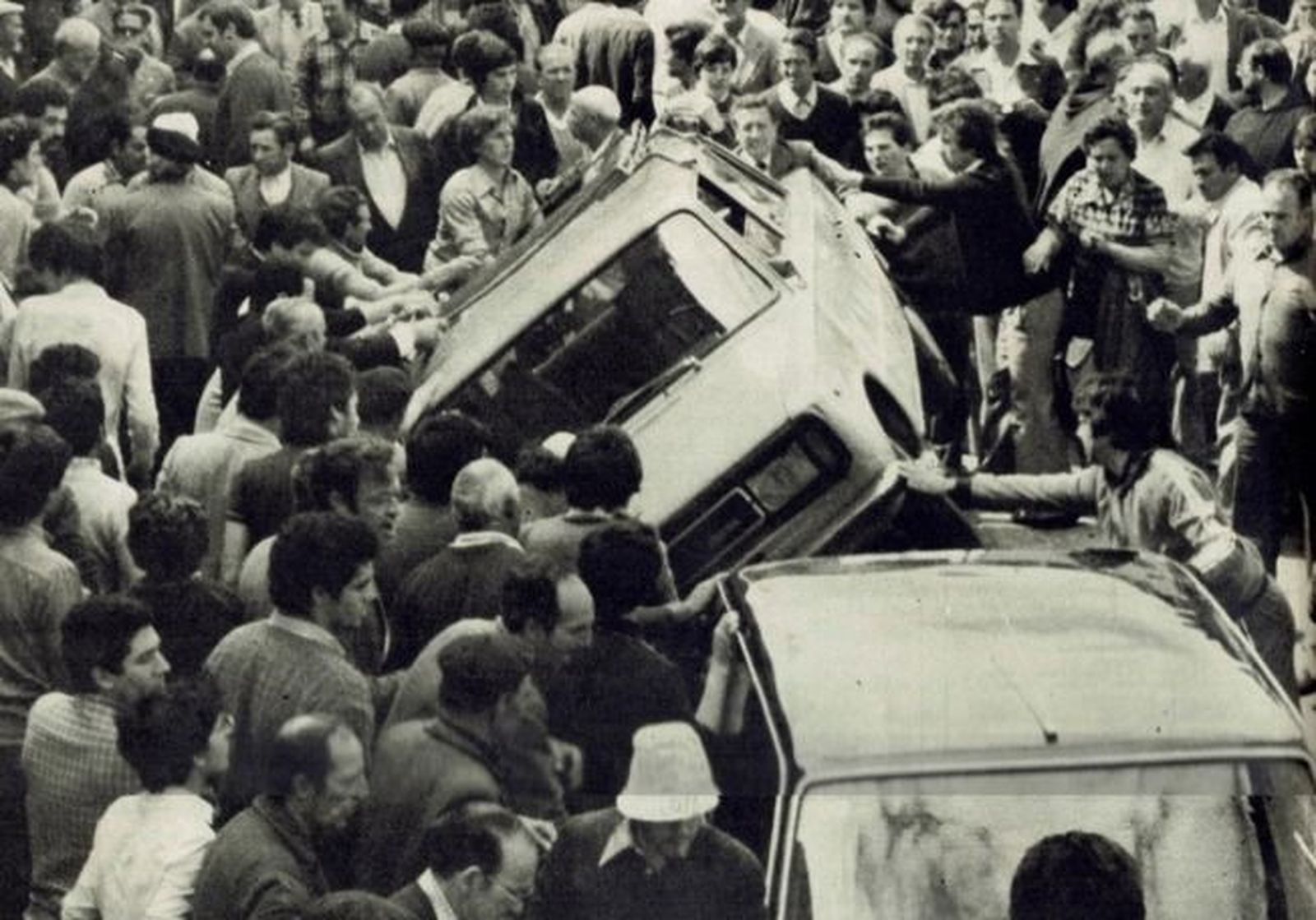 Ataque al coche del papa Clemente. Foto Intervíú