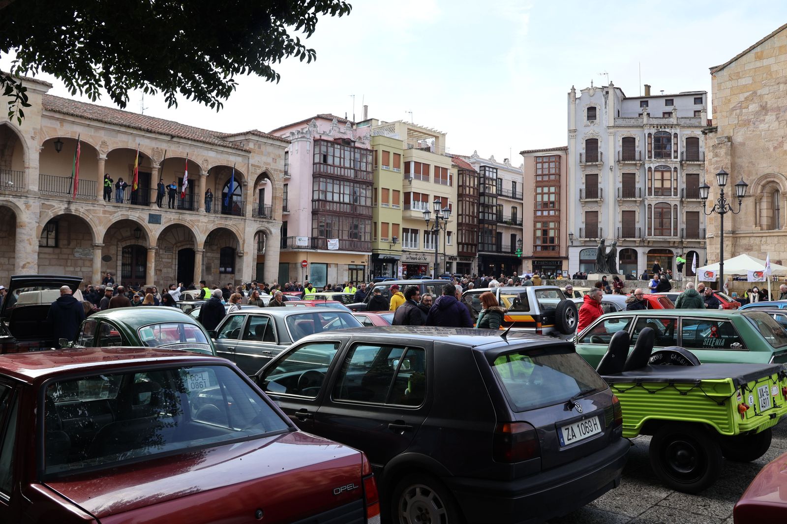 concentracion-de-coches-clasicos-en-la-plaza-mayor-27