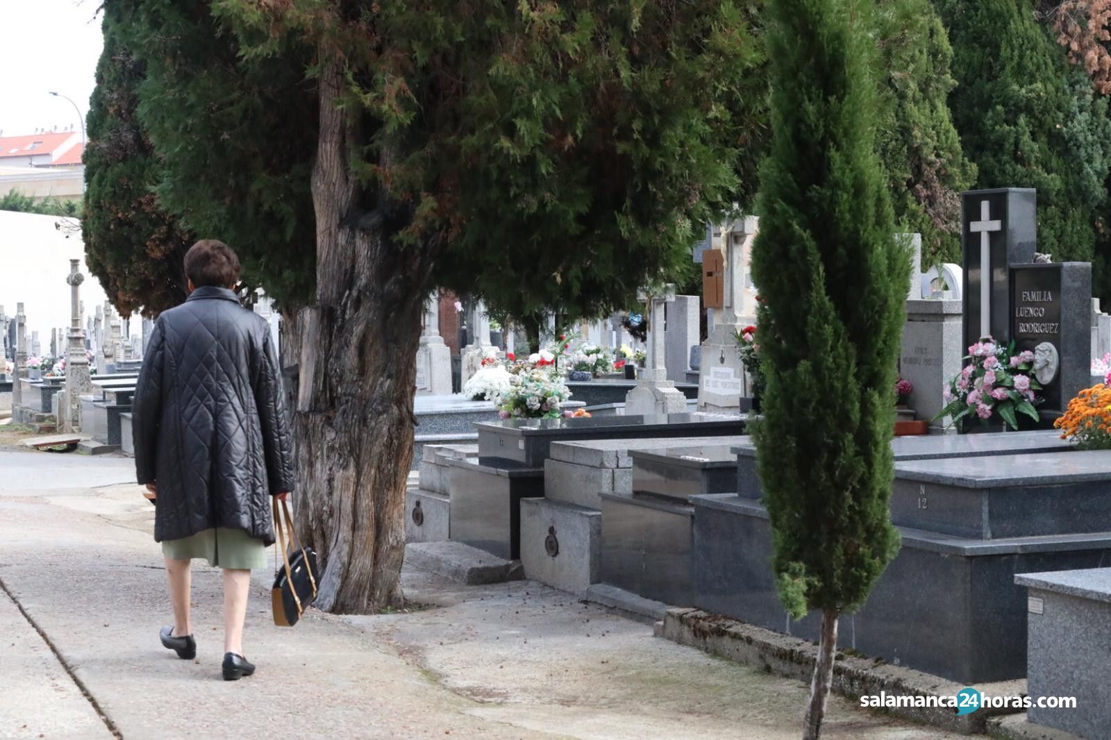 Mujer en el cementerio de Salamanca | Foto: S24H
