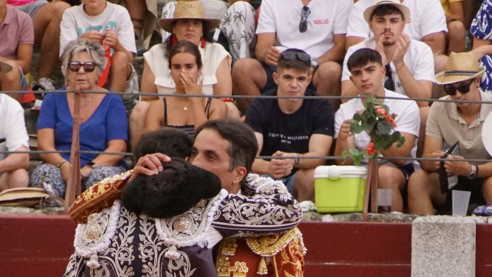 Abrazo entre Javier Castaño y su hermano Damián Castaño en la despedida de Guijuelo