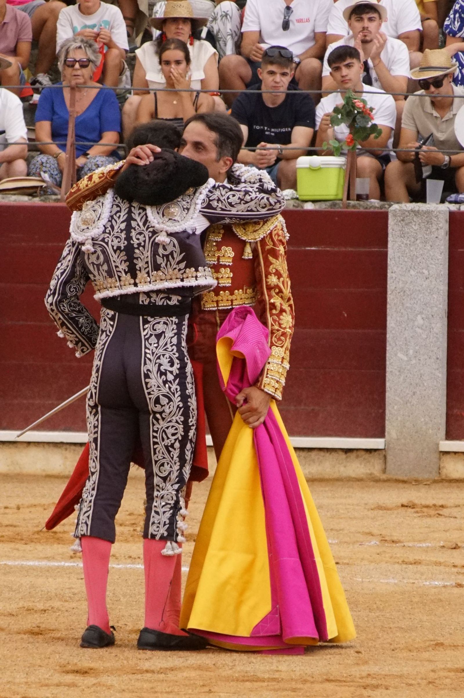 Javier Castaño se despide de Guijuelo y Damián Castaño, su hermano, e Ismael Martín salen a hombros en Guijuelo