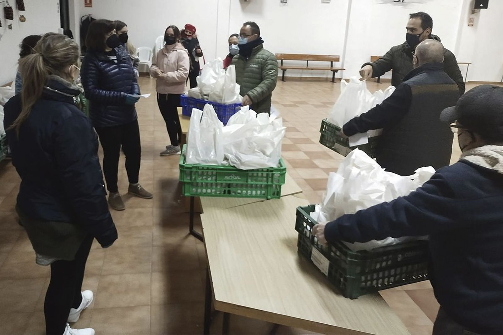 Algunos de los voluntarios que han repartido el centenar de menús de esta cena solidaria de Villoruela