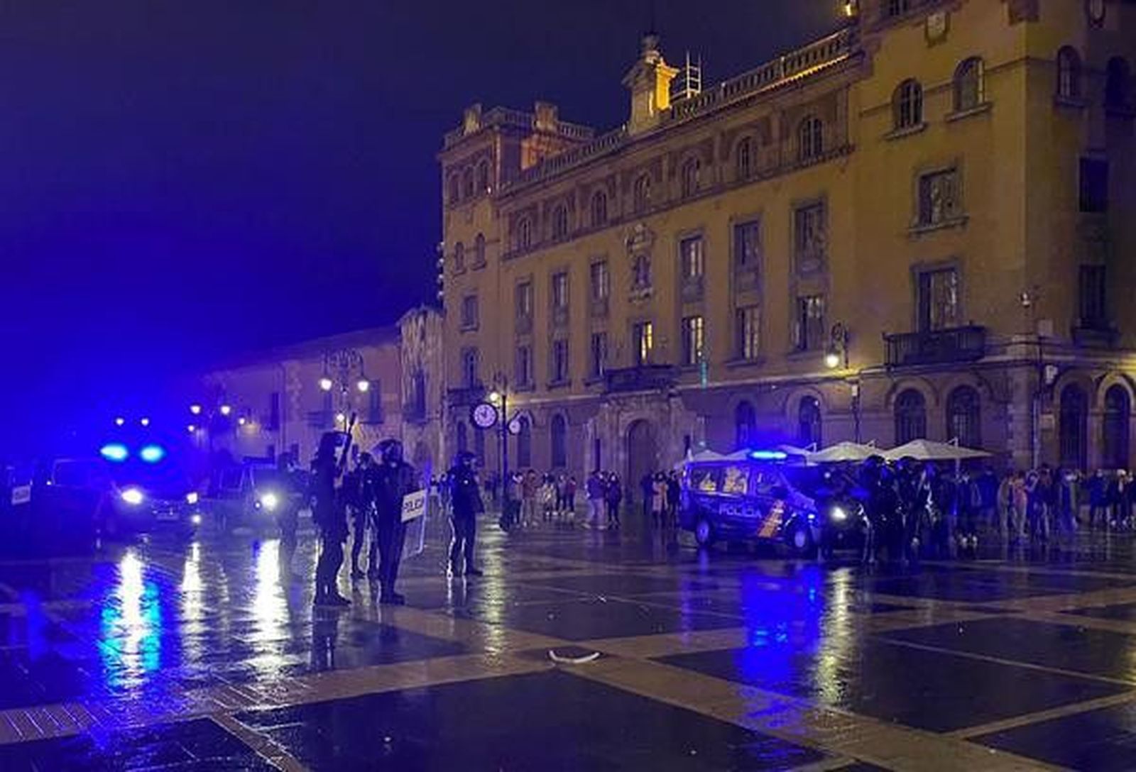 Altercados leon concentracion toque queda ical (1)