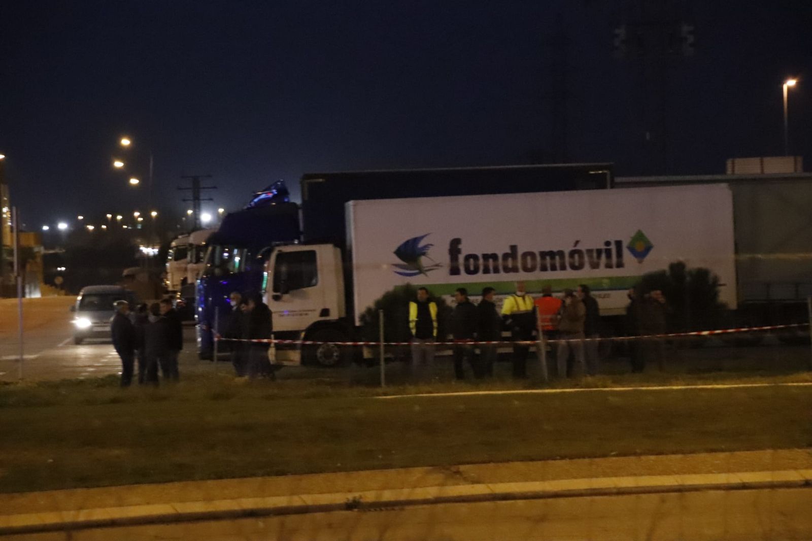 Una quincena de transportistas forman un nuevo piquete informativo en el polígono 'El Montalvo'