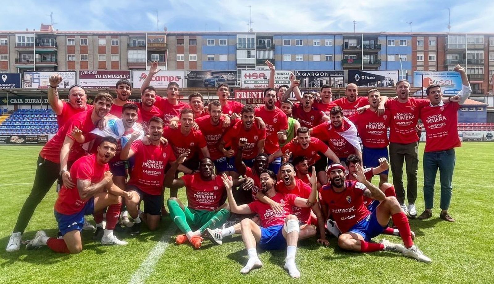 El Teruel celebra su ascenso a Primera RFEF FOTO TERUEL CD