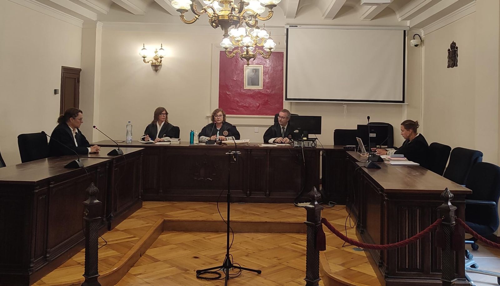 La sala de la Audiencia Provincial en la que se ha llegado al acuerdo contra la acusada de un delito contra la salud pública La sala de la Audiencia Provincial en la que se ha llegado al acuerdo contra la acusada de un delito contra la salud pública