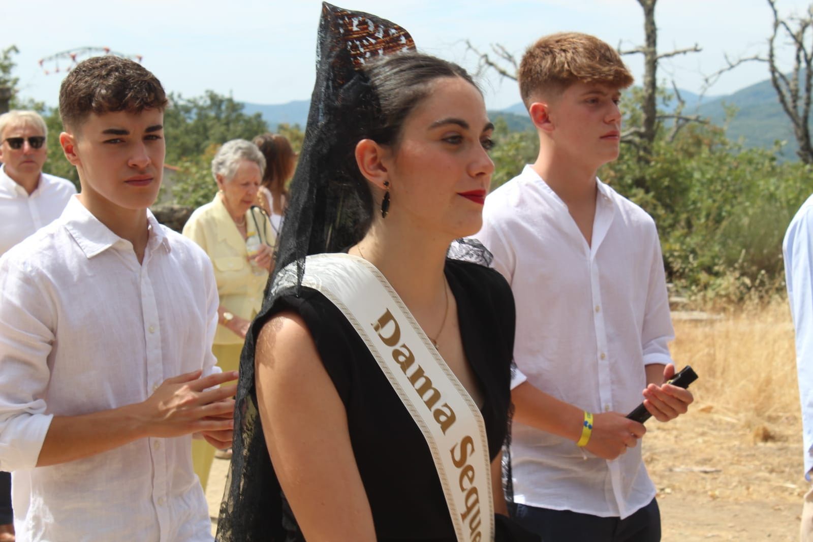 solemne-misa-en-la-iglesia-del-robledo-de-sequeros-procesion-y-ofertorio-20