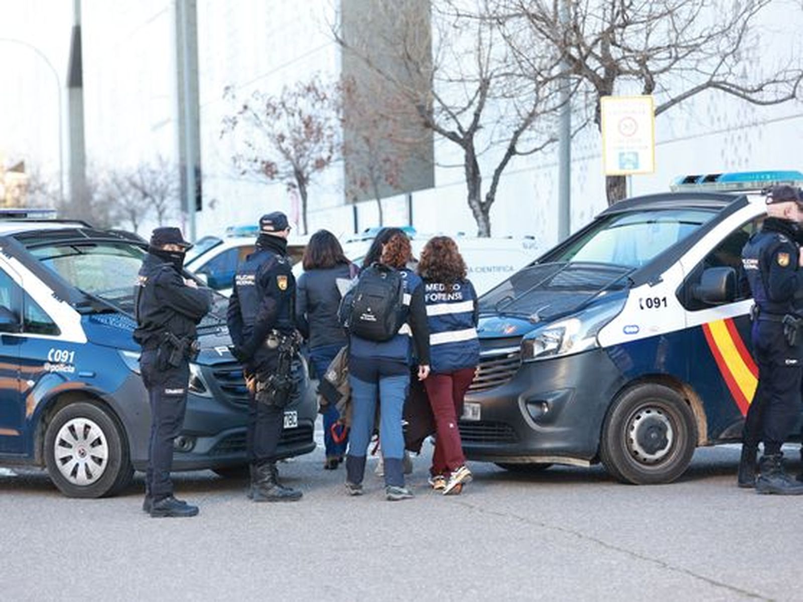 Médicos forenses acuden al Instituto de Medicina Legal donde se espera la llegada de los cuerpo de las víctimas del accidente ferroviario de Adamuz. - Rocío Ruz - Europa Press