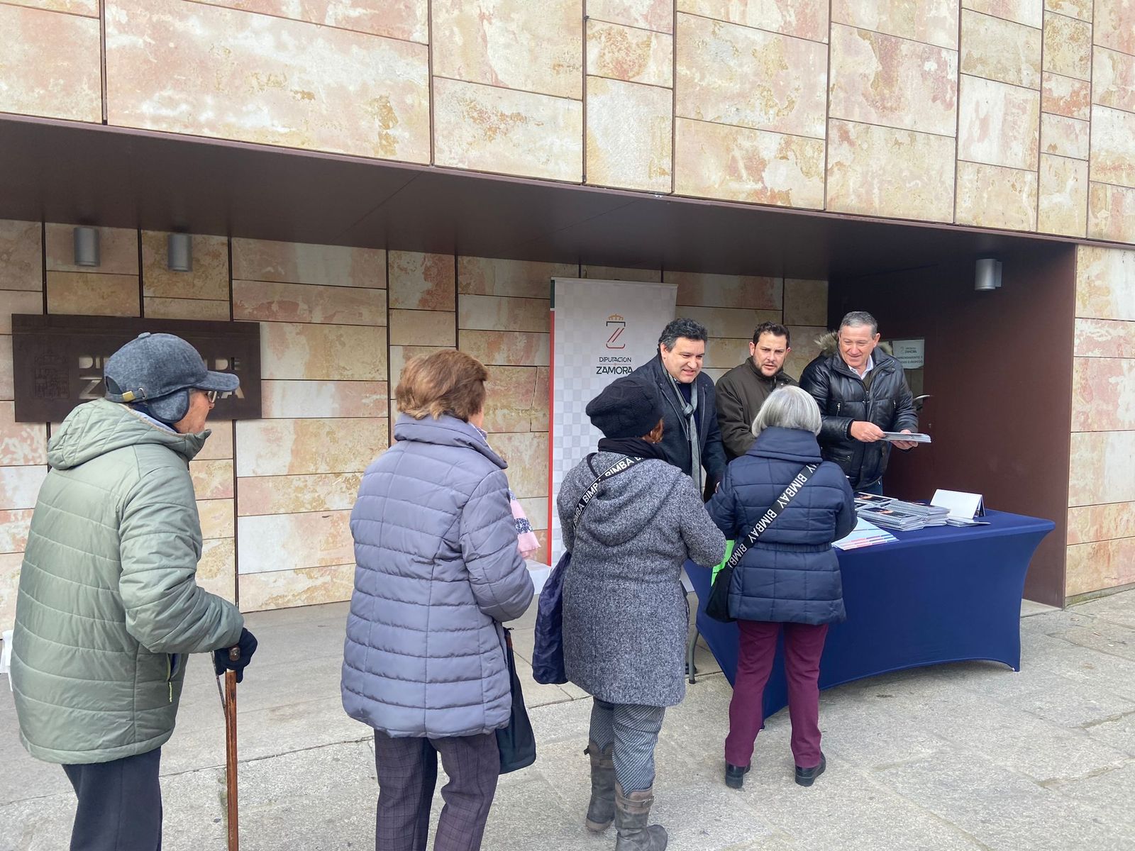 Colas para la entrega de calendarios en la Diputación de Zamora