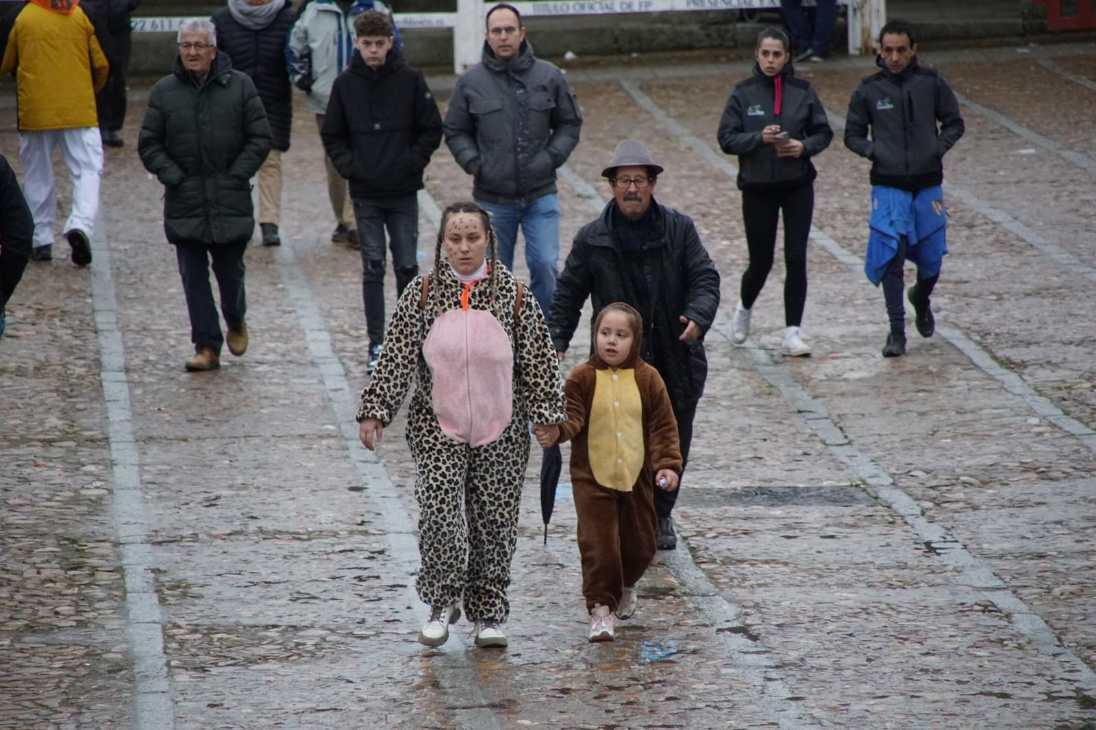 ambiente-encierro-urbano-lunes-de-carnaval-en-ciudad-rodrigo-12-de-febrero-de-2024-fotos-s24h-40