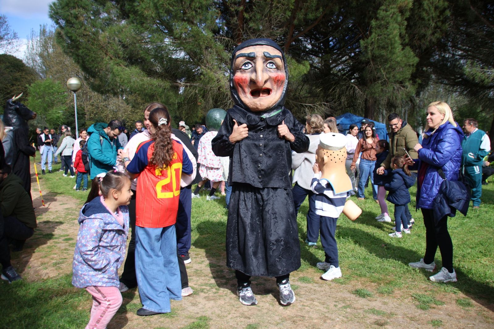 Los gigantes y cabezudos acompañados por la charanga ‘Queloque’s anima el parque de La Aldehuel