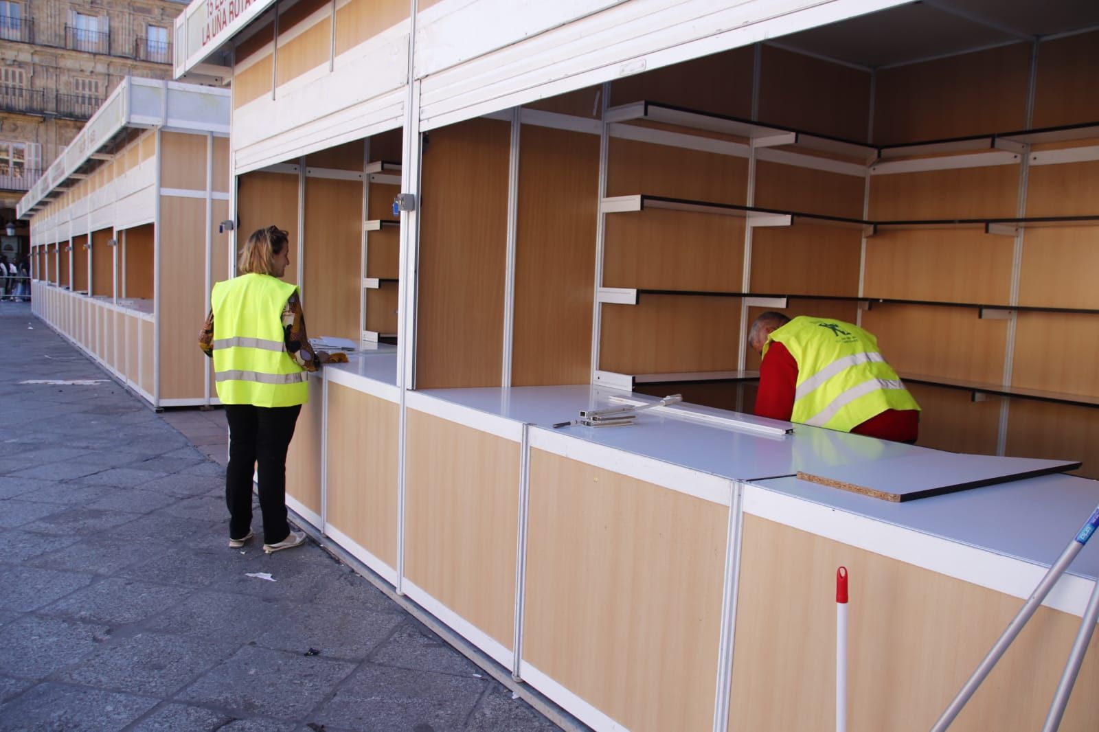 Montaje de la feria del libro 2022. Fotos Andrea M.