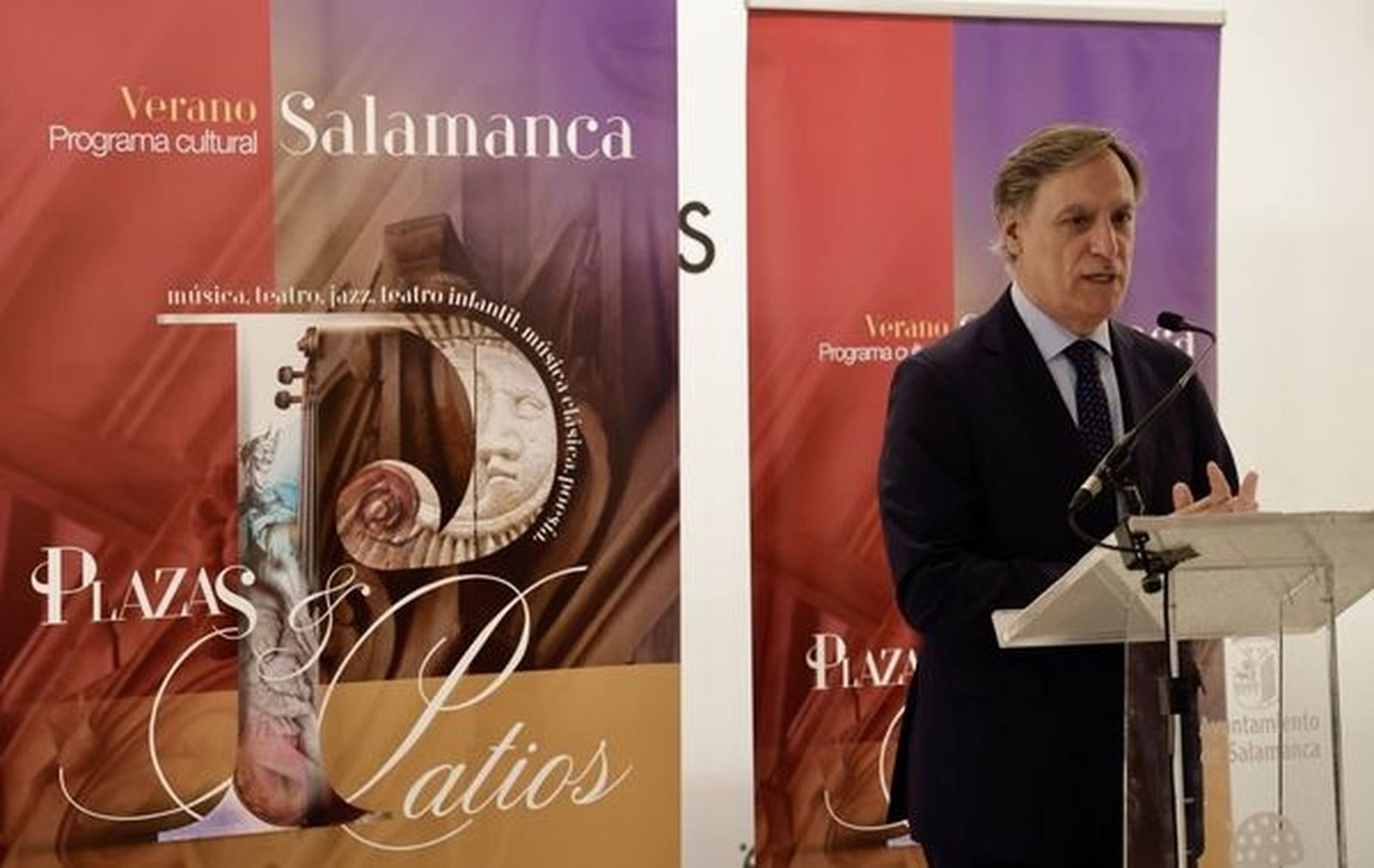 El alcalde de Salamanca, Carlos García Carbayo, presenta una nueva edición del programa cultural de verano ‘Plazas y Patios’. Foto David Arranz | ICAL