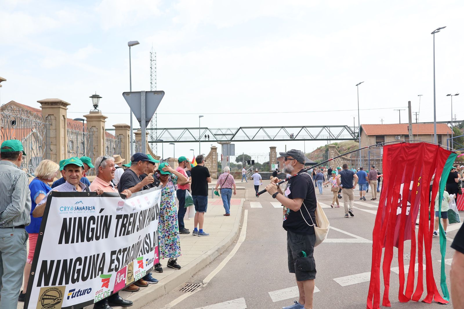 manifestacion-contra-la-perida-de-servicios-de-ave-11