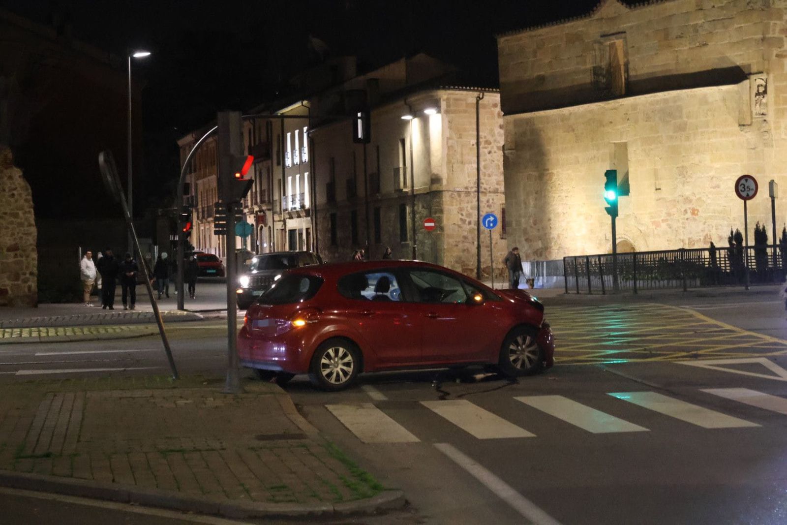 Turismo accidentado en el cruce avenida Reyes de España