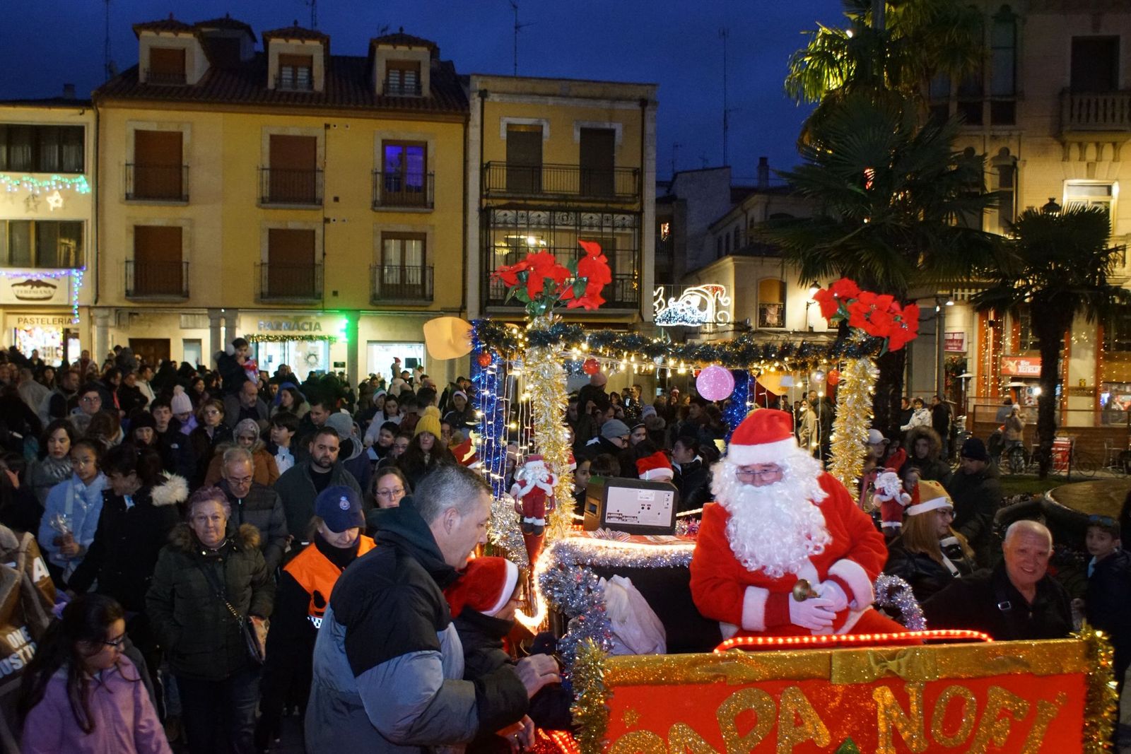 Papá Noel recorre las calles de Alba de Tormes y entrega regalos a los niños