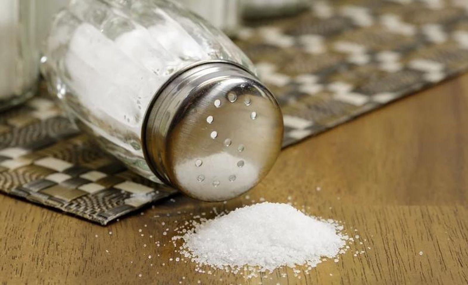 Un salero en una mesa