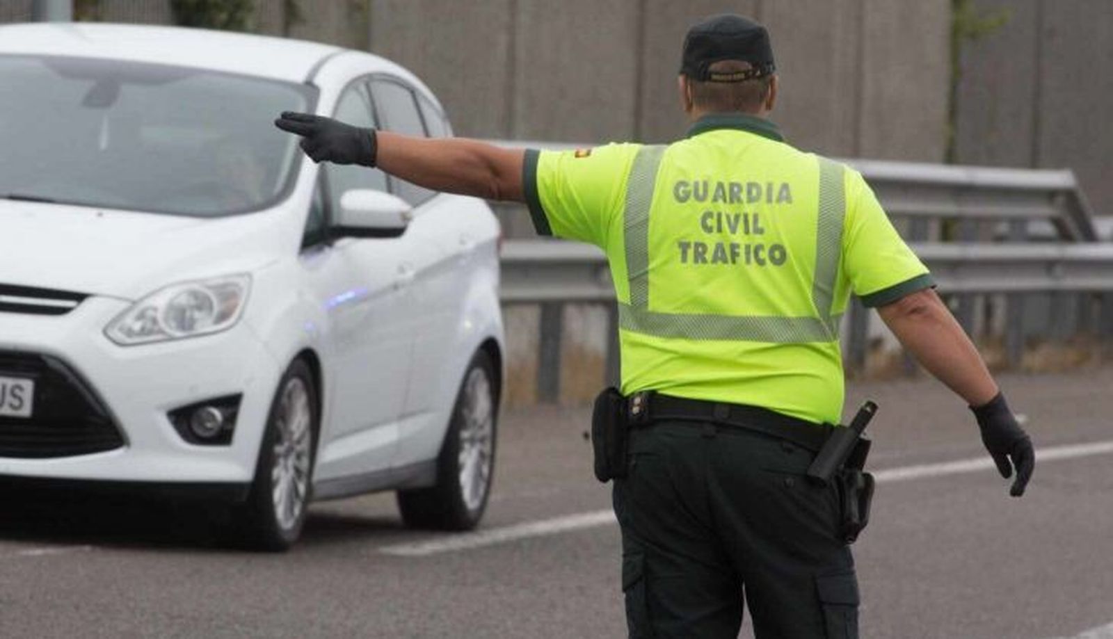 Un agente de la guardia civil de tra fico 1 728x418