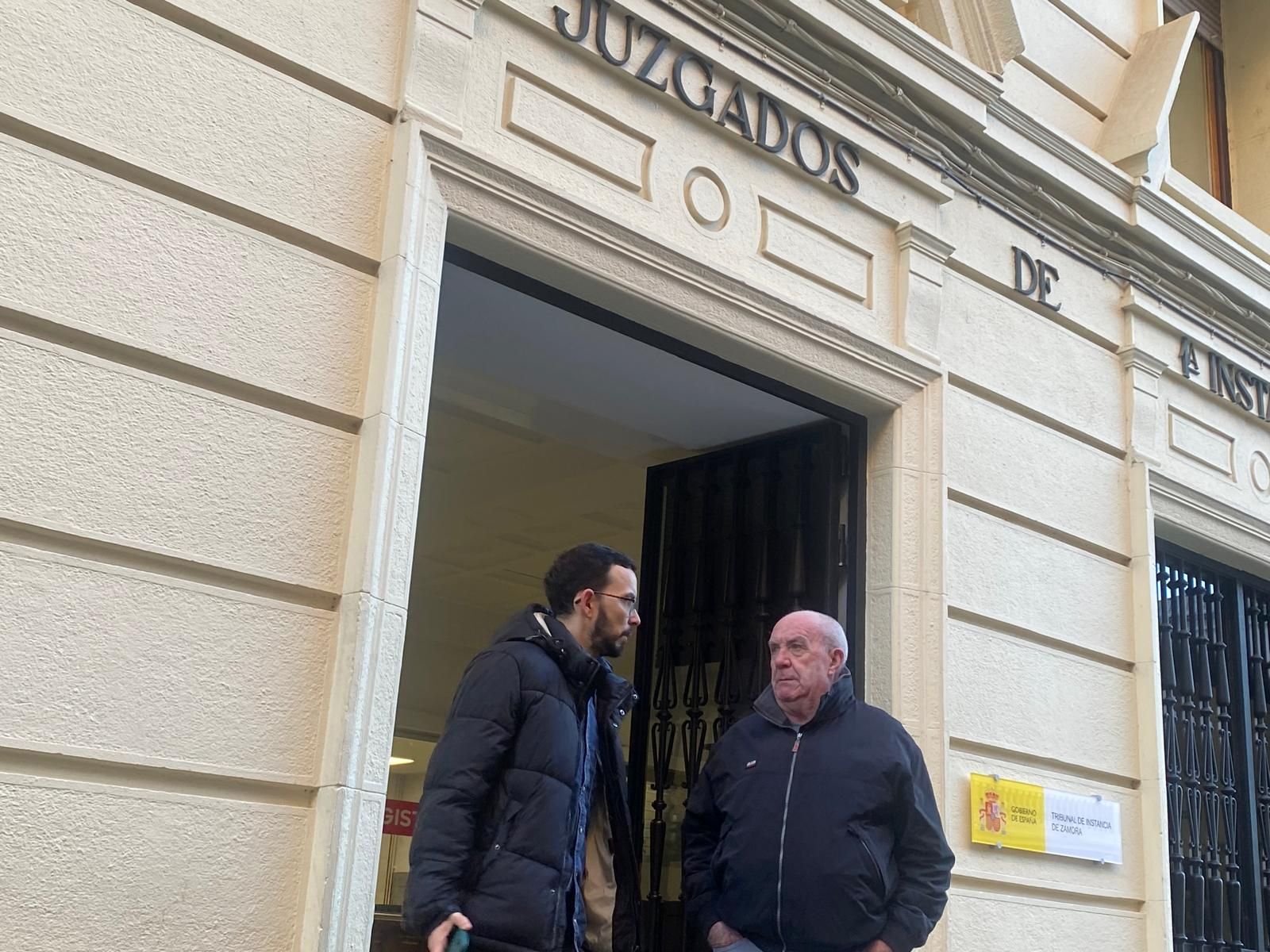 Miguel Ángel Llamas acompañado de Santiago López en la Audiencia Provincial de Zamora durante el juicio contra Eladio de Pedro. Archivo