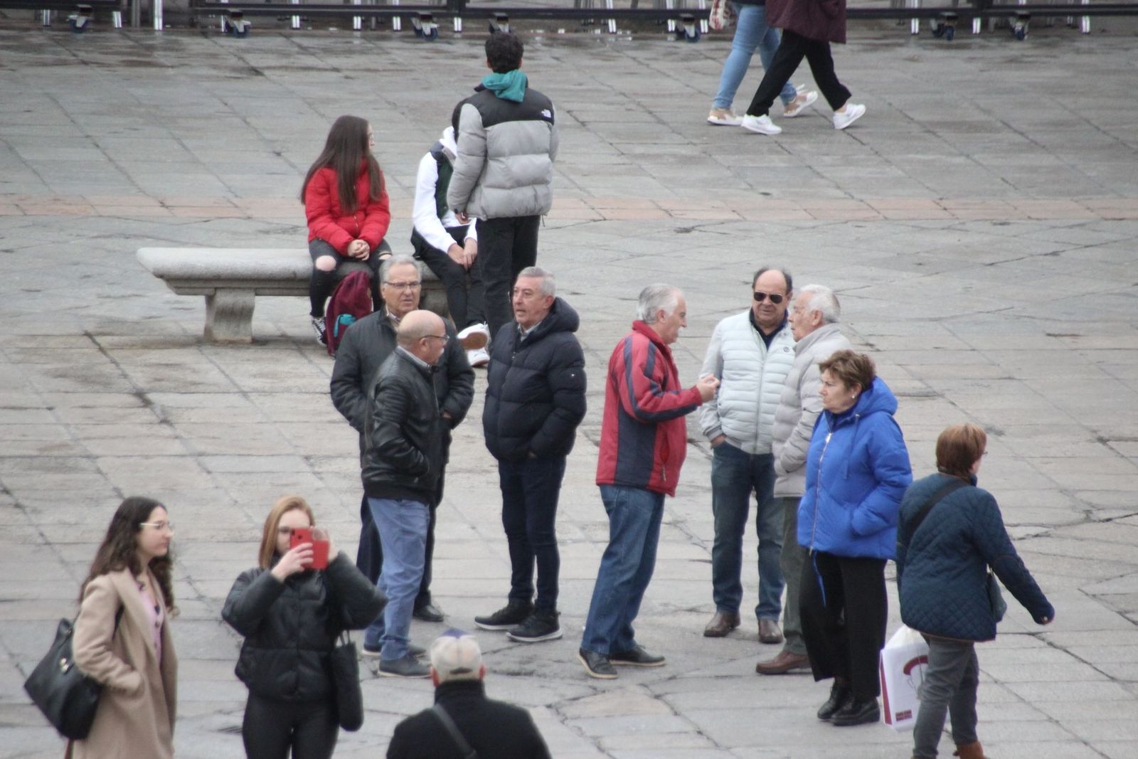 Gente paseando por la plaza mayor de Salamanca
